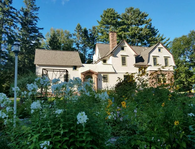 Pinehurst Inn Bed & Breakfast hotel detail image 2