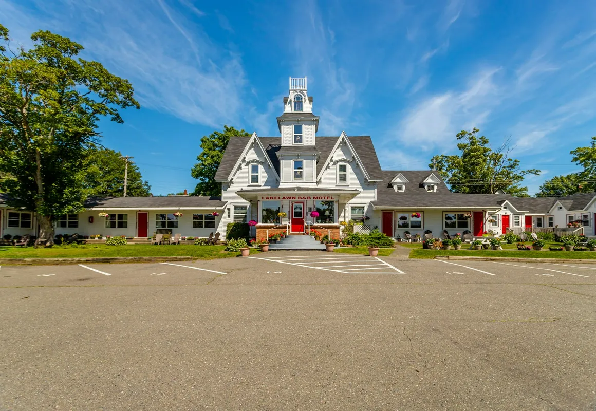 Lakelawn B&B Motel hotel hero