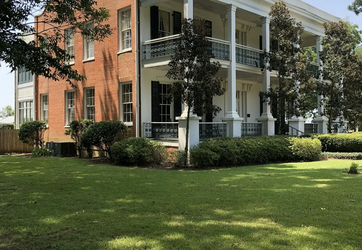 Loyd Hall Plantation hotel hero