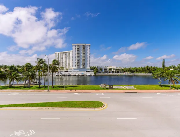 Notebook Miami Beach hotel detail image 1