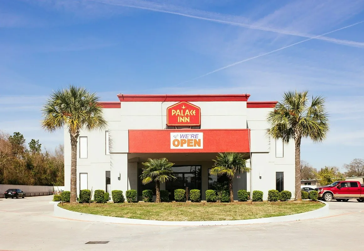 Econo Lodge Inn & Suites hotel hero
