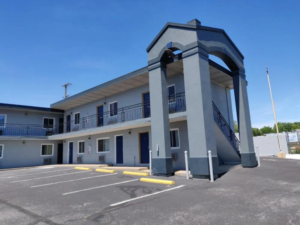 Cedar Cove hotel hero