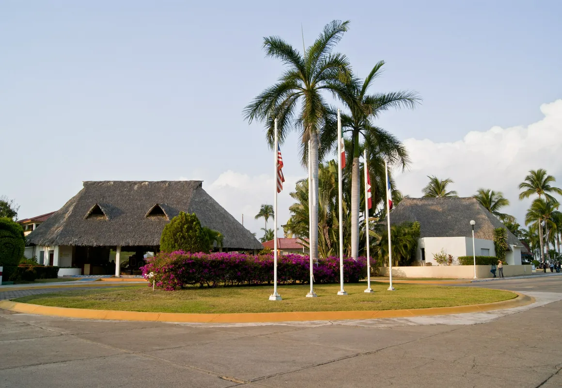 Qualton Club Ixtapa - All Inclusive hotel hero