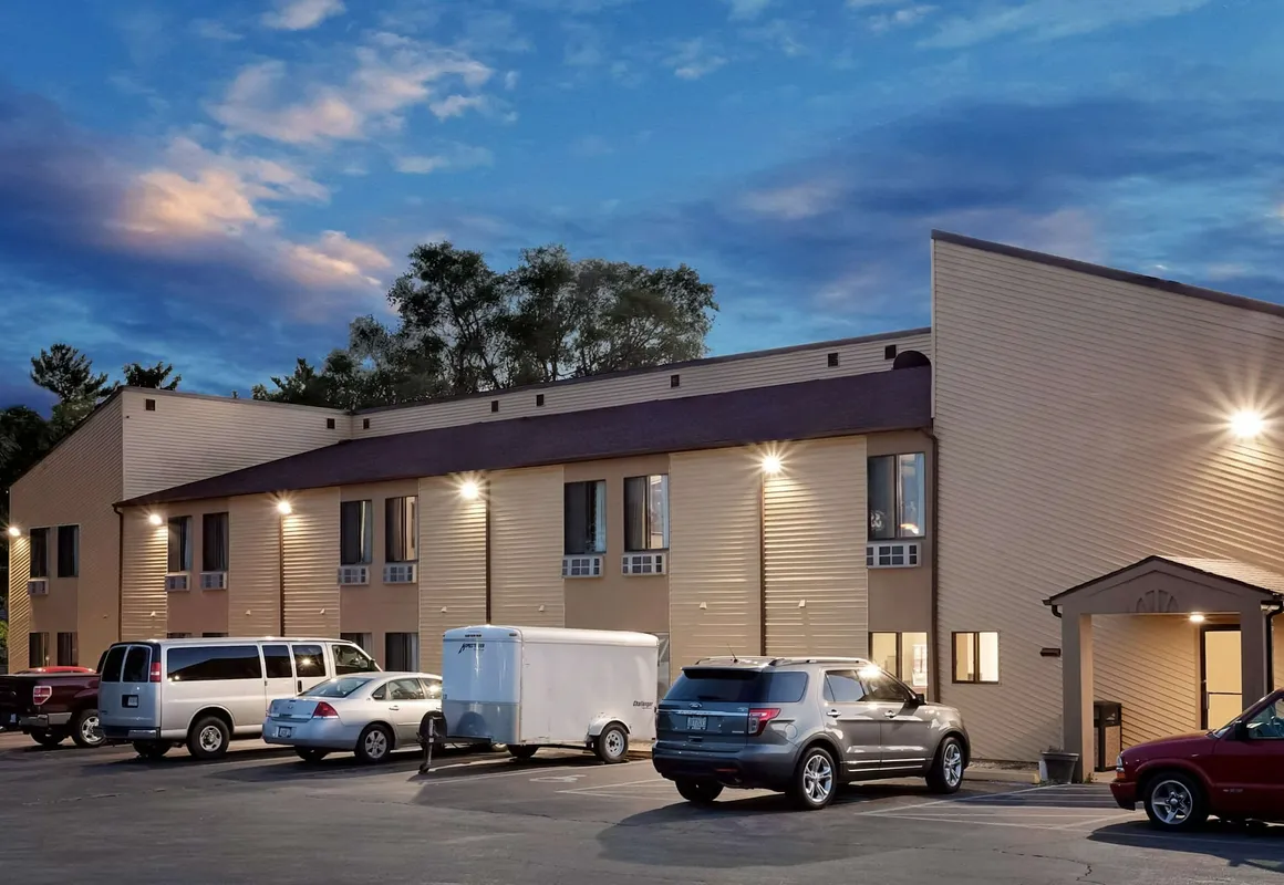 Econo Lodge hotel hero