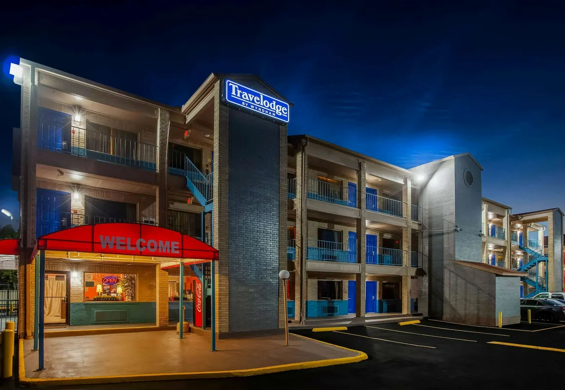 Travelodge by Wyndham Houston Hobby Airport hotel hero
