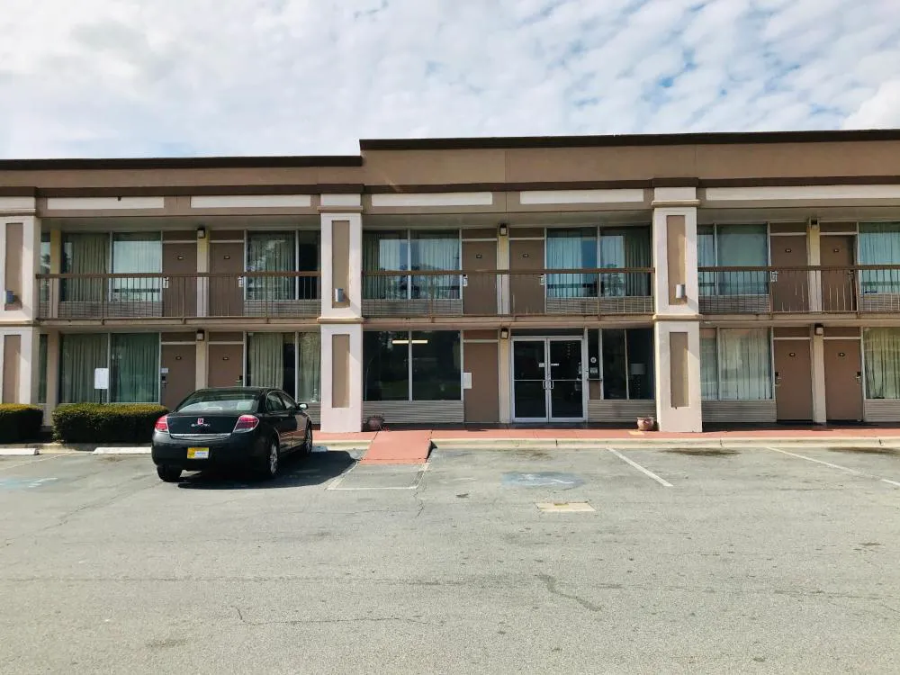Econo Lodge Savannah Gateway I-95 hotel hero