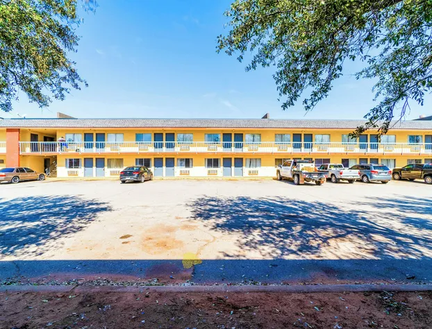 Castle Inn & Suites By OYO Chickasha hotel detail image 1