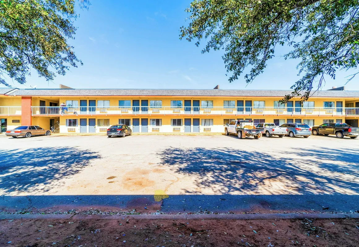 Castle Inn & Suites By OYO Chickasha hotel hero