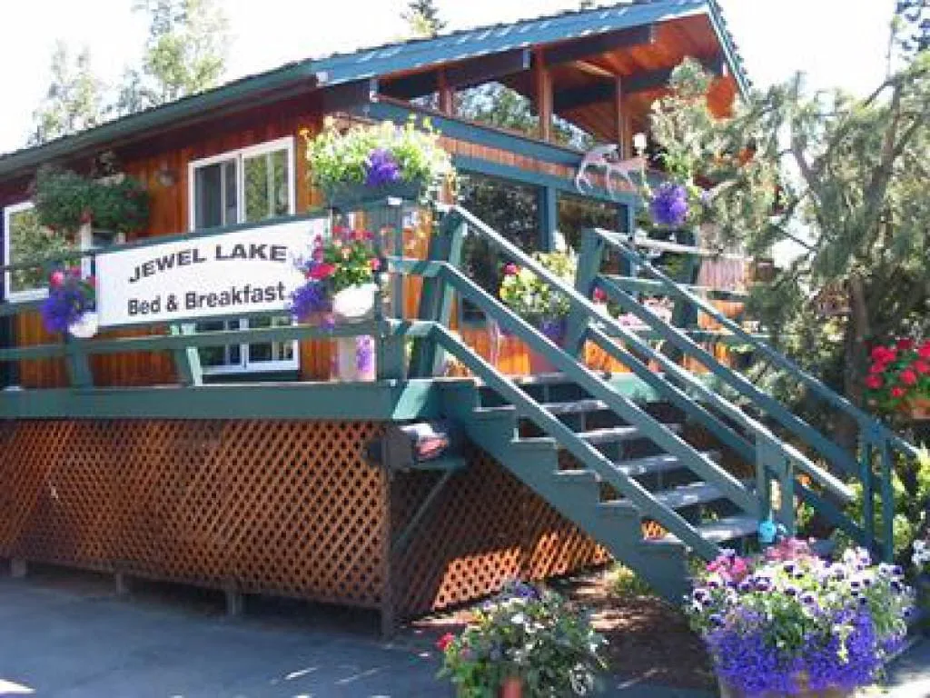 Jewel Lake Bed and Breakfast hotel hero