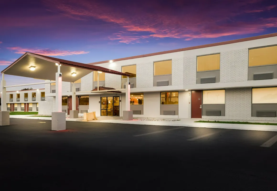 Red Roof Inn Alexandria, LA hotel hero