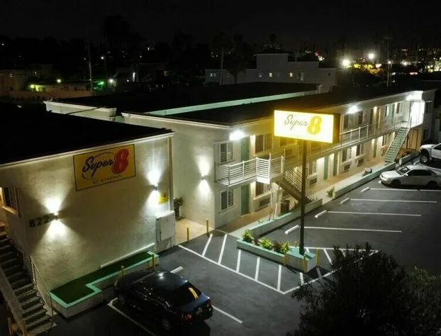 Super 8 by Wyndham Oceanside Downtown hotel detail image 1