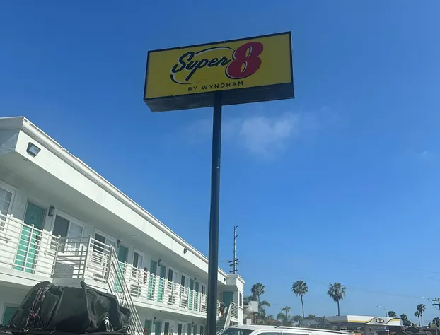 Super 8 by Wyndham Oceanside Downtown hotel detail image 2