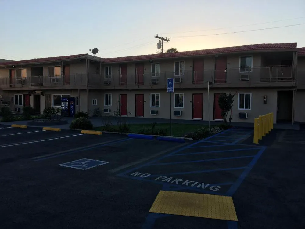 Budget Inn hotel hero