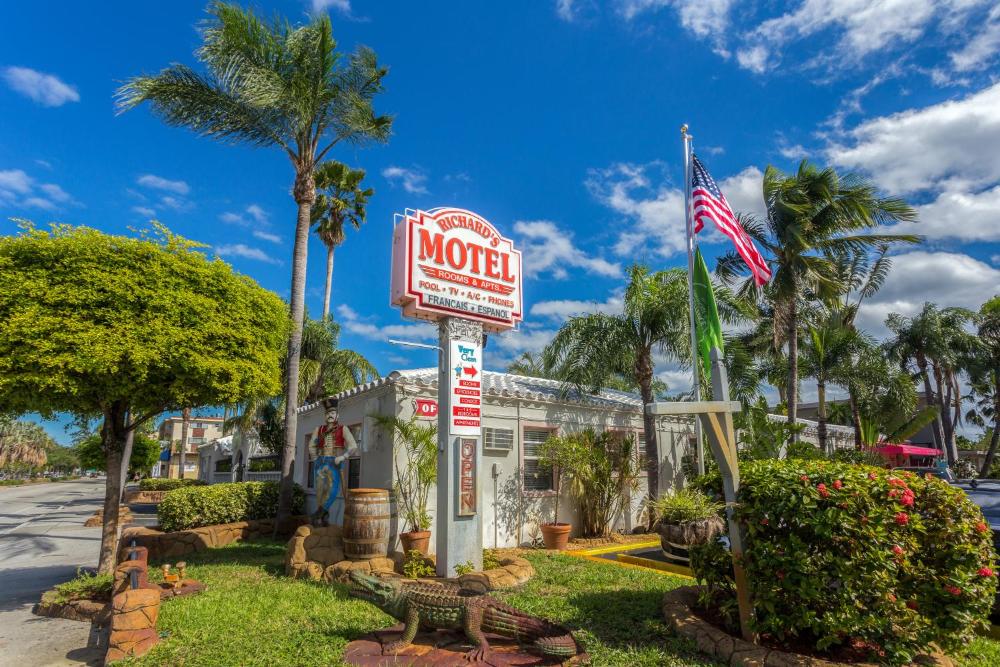 Richard's Motel hotel hero