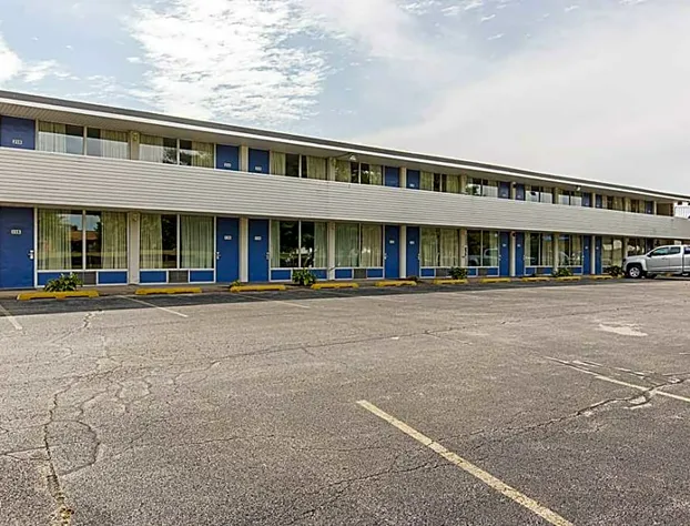 Motel 6 Pekin, IL hotel detail image 1