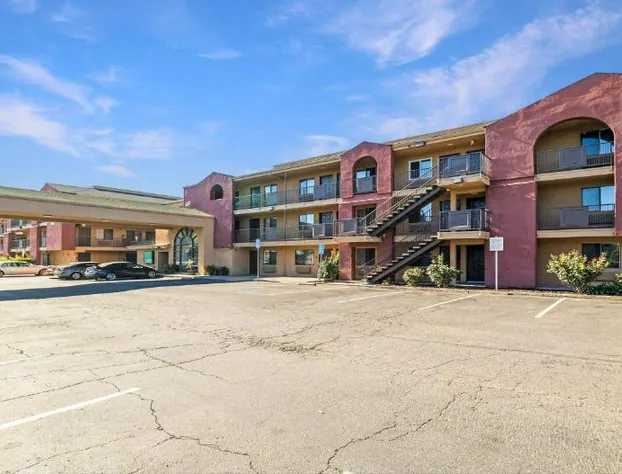 Budget Inn and Suites hotel detail image 4