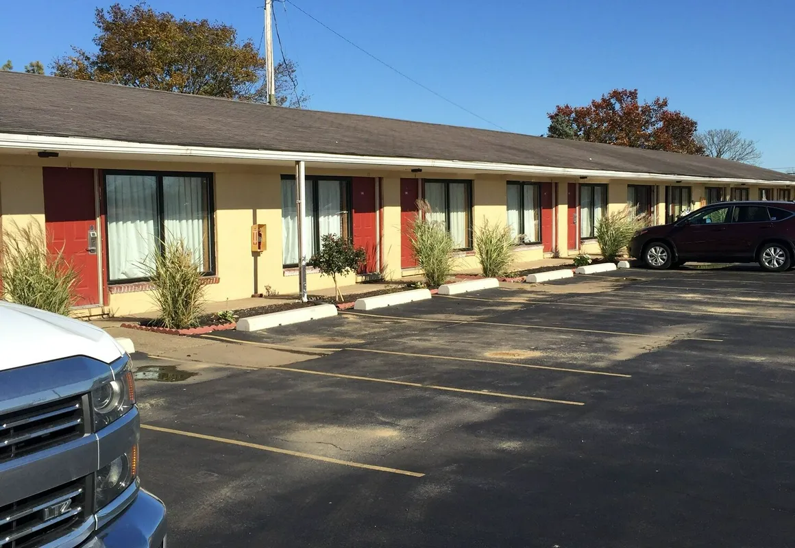 Town and Country Motel hotel hero