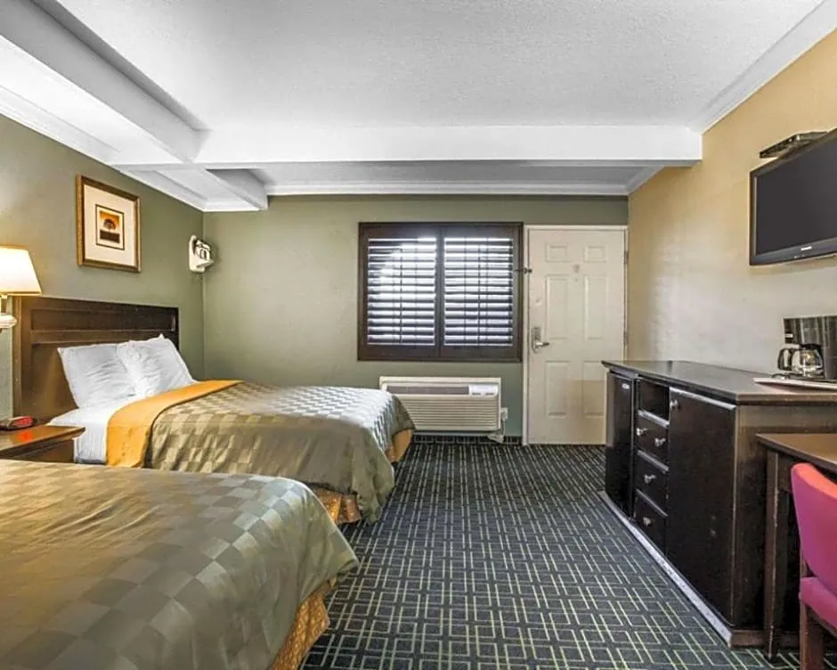 Hotel H-Wood hotel hero