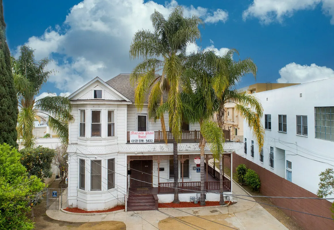 Mariachi Plaza Hotel hotel hero