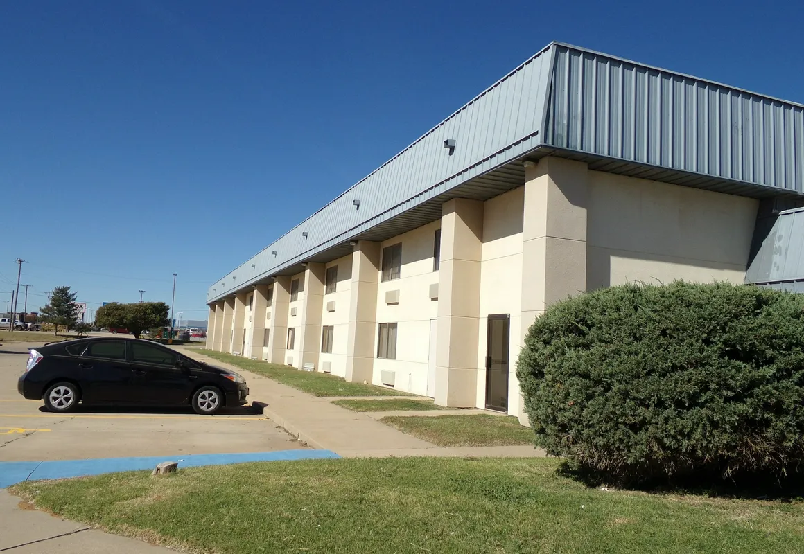 Regency Inn & Suites hotel hero