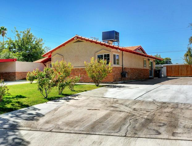 Las Vegas Elegance! Pool Table & Sparkling Pool! 3 Bedroom Home by RedAwning hotel detail image 1