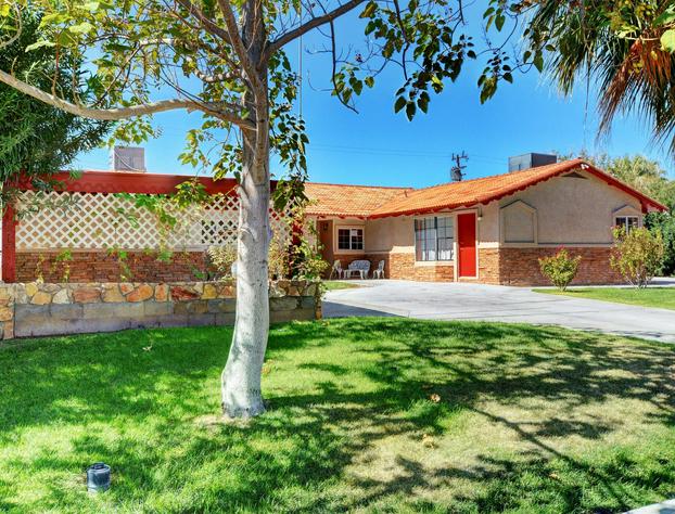 Las Vegas Elegance! Pool Table & Sparkling Pool! 3 Bedroom Home by RedAwning hotel detail image 2