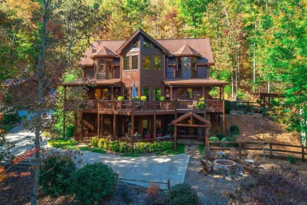 Christmas Lodge-Secluded near Downtown Blue Ridge hotel hero