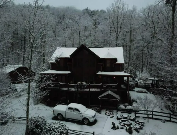 Christmas Lodge-Secluded near Downtown Blue Ridge hotel detail image 1