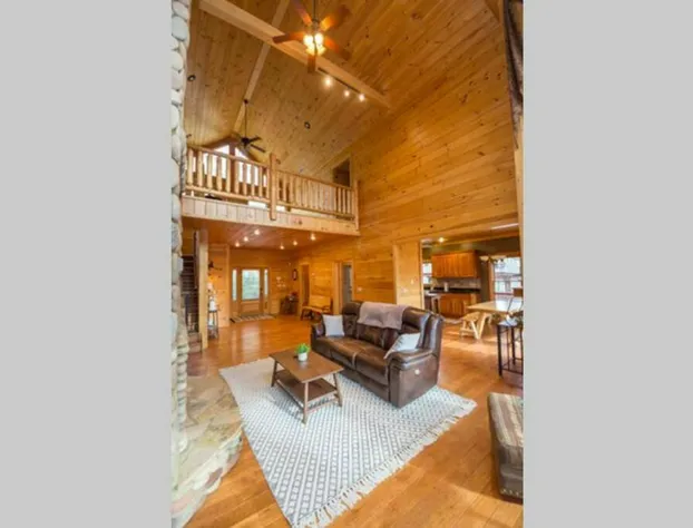 Christmas Lodge-Secluded near Downtown Blue Ridge hotel detail image 4