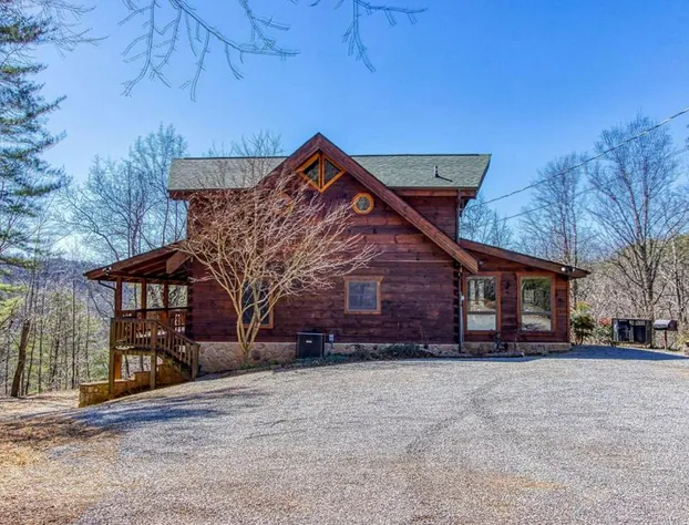 Livin' Lodge Hot Tub WIFI 685 FREE tickets each paid day Pool Table WIFI! hotel detail image 1