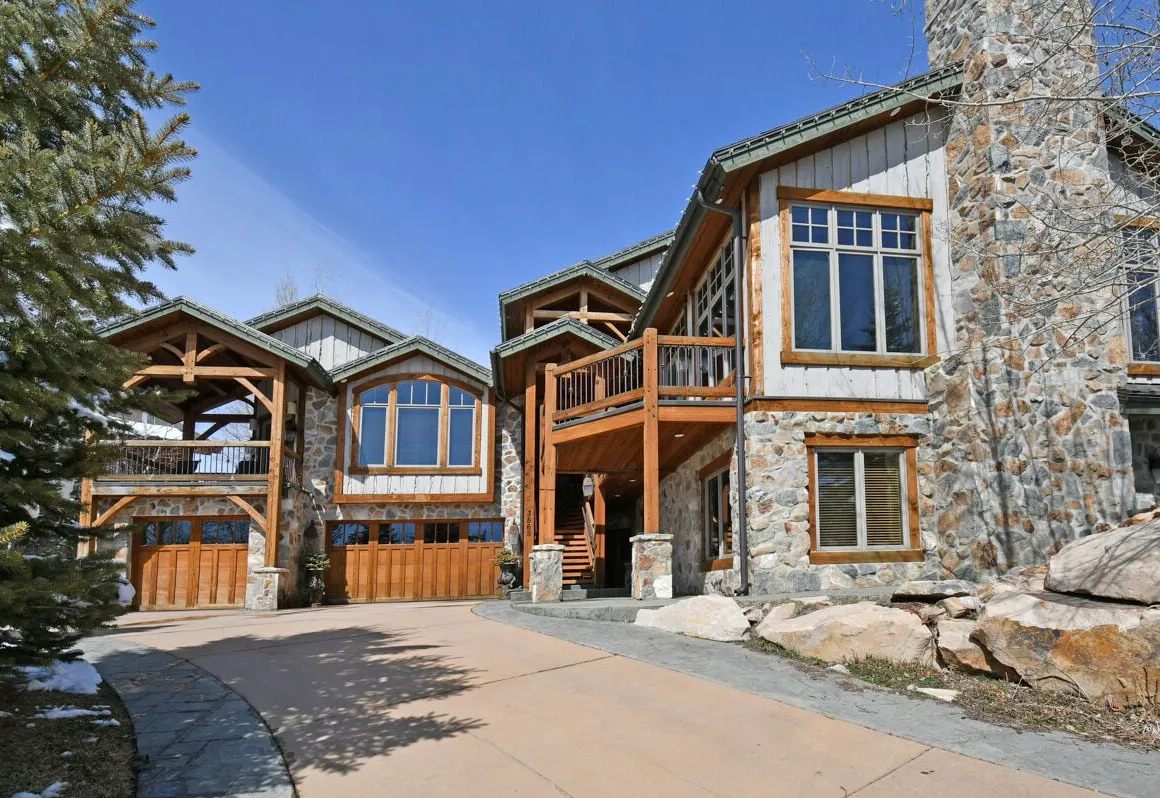 Oak Wood Lodge hotel hero