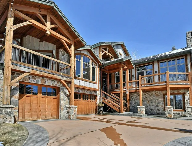 Oak Wood Lodge hotel detail image 1