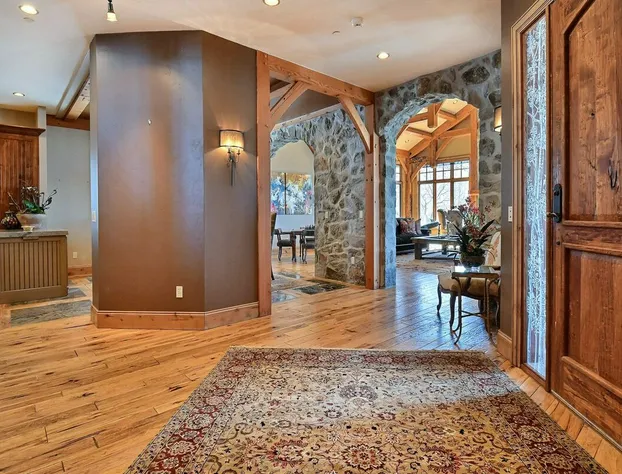 Oak Wood Lodge hotel detail image 2