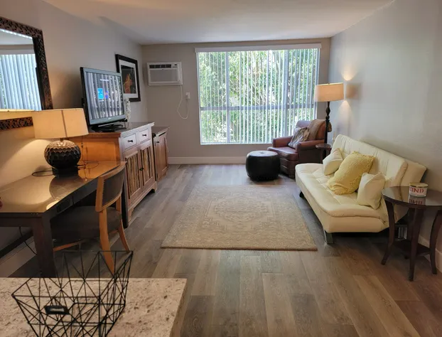 Hollywood Cosmopolitan Apartments hotel detail image 3