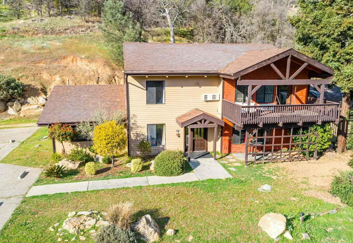 Mountain Trail Lodge & Vacation Rentals hotel hero