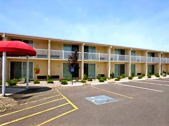 HomeSpring Inn & Studios hotel detail image 1