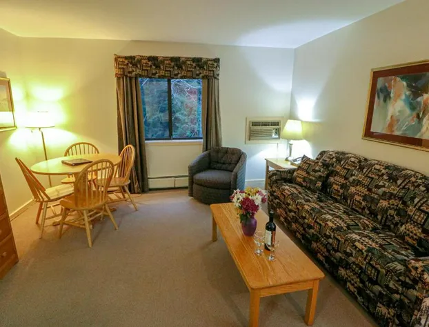 Cedarbrook Hotel Room W/2 Doubles 101 hotel detail image 4