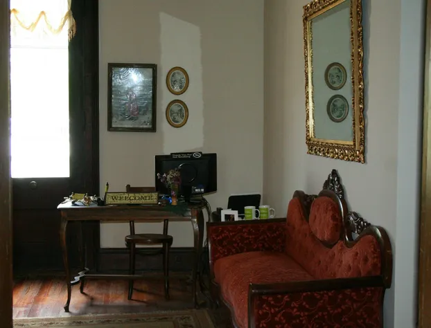 Dickinson Room By Main Street Bed & Breakfast hotel detail image 2