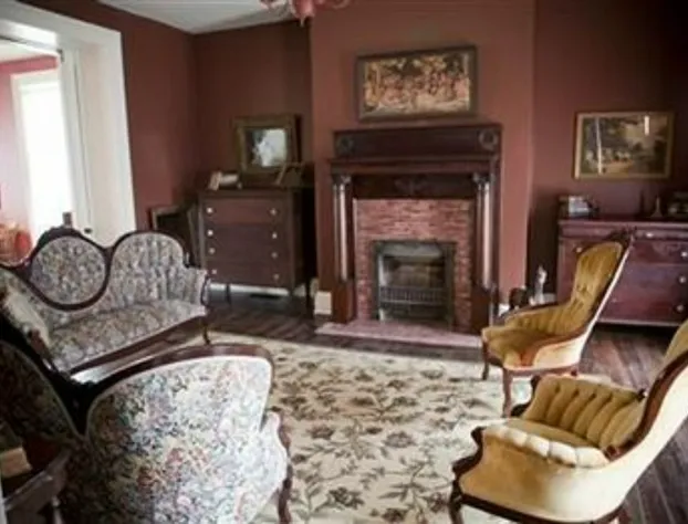 Dickinson Room By Main Street Bed & Breakfast hotel detail image 3