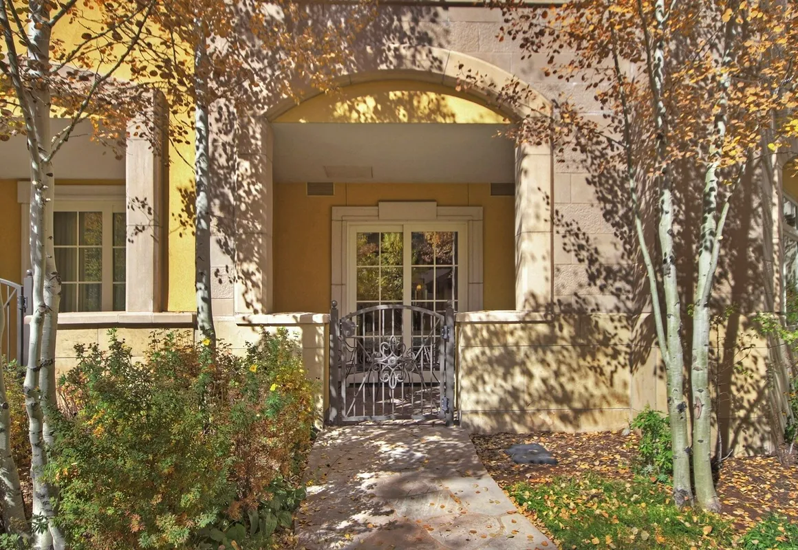 Luxe 2BR+Den Ritz-Carlton Residence Quiet Location by RedAwning hotel hero