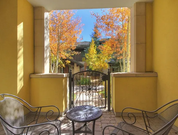 Luxe 2BR+Den Ritz-Carlton Residence Quiet Location by RedAwning hotel detail image 1