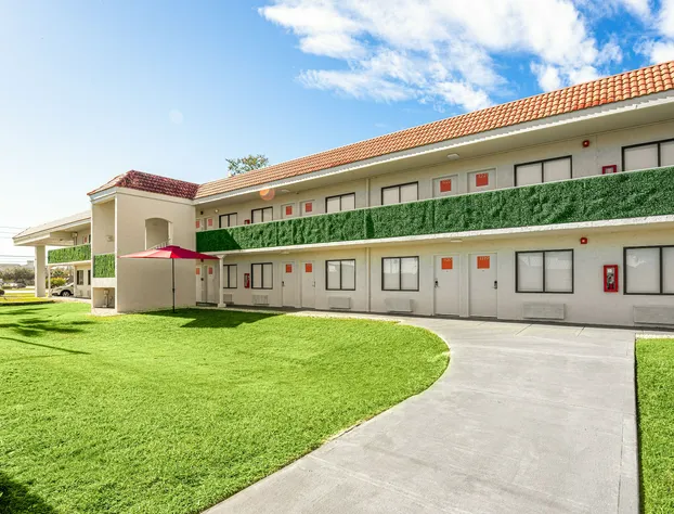 Travelodge by Wyndham Orlando Lake Buena Vista South hotel detail image 2