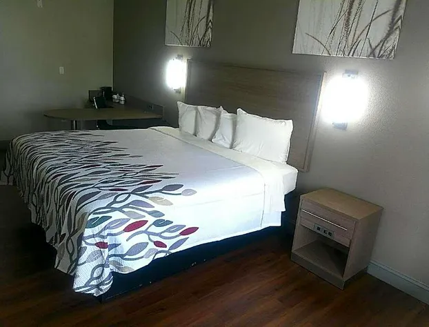 Red Roof Inn Richmond | HomeTowne Studios Richmond hotel detail image 3