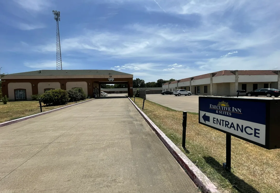 Gun Barrel Executive Inn hotel hero