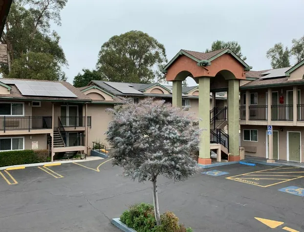 Olive Tree Inn & Suites, a Howard Johnson by Wyndham hotel detail image 1