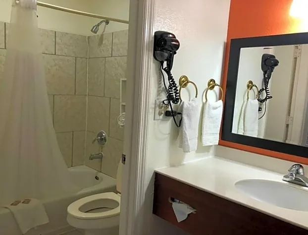 OYO Hotel Richmond Hill Savannah Area I-95 hotel detail image 3