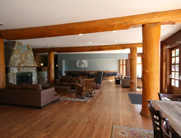 Snow Creek Lodge by Fernie Lodging Co hotel detail image 1