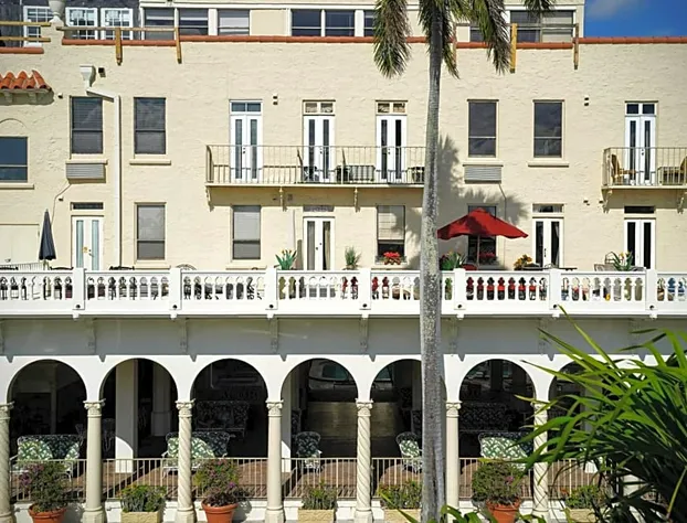 Palm Beach Historic Hotel with Juliette Balconies! 2 blocks from beach! hotel detail image 3