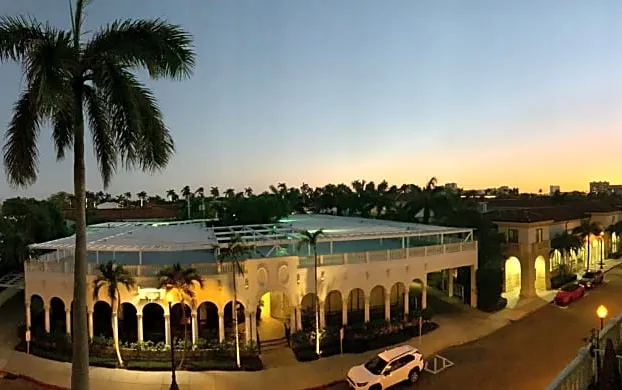 Palm Beach Historic Hotel with Juliette Balconies! 2 blocks from beach! hotel detail image 4