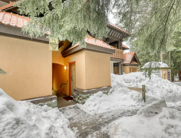 Stoney Creek Sunpath by Whistler Premier hotel detail image 3